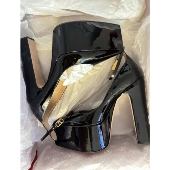 Valentino - Picture 3 of 6